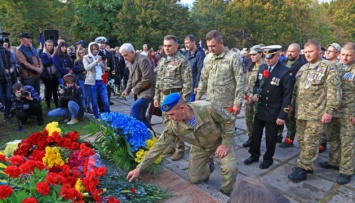 Память погибших защитников в Одессе почтили цветами и молебном