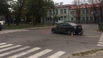 В Днепре на пересечении проспекта Пушкина столкнулись BMW X5 и Kia Cerato