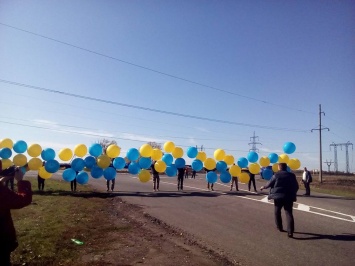 Гигантское полотно на шариках запустили волонтеры