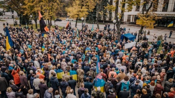 "Даем Президенту месяц": в Днепре под зданием ОГА сотни людей митинговали против капитуляции