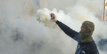 Началось: возле Нацбанка слышны взрывы шумовых гранат, митингующие рвутся на Майдан