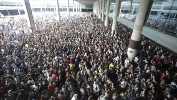 В Барселоне заблокирован аэропорт - что происходит