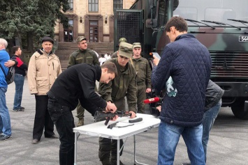 В Днепре на День защитника Украины продемонстрировали военную технику