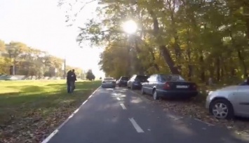 Происшествие на велодорожке в Харькове. Мужчина рванул за обидчиком (видео)