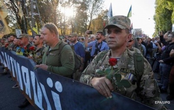 Националисты на Майдане применили дымовые шашки. Видео