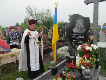 В Черновицкой области неизвестные срезали флаги Украины с могил двух погибших АТОшников