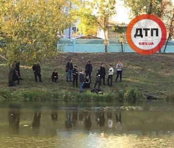 В Киеве возле озера обнаружили труп человека