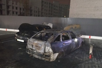 В Харькове во дворе жилого дома подожгли автомобили «ВАЗ» и «Honda», - ФОТО, ВИДЕО