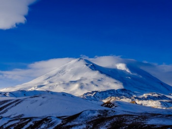 На Эльбрусе третьи сутки ищут опытного альпиниста