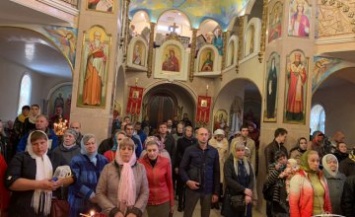 Благодаря празднику Покрова, сегодня мы с вами стоим в православном храме и молимся истинному Богу, - отец Глеб