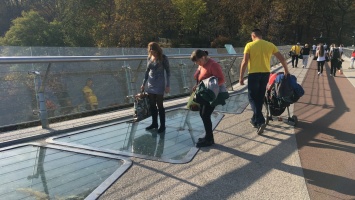 На велосипедно-пешеходном мосту в Киеве опять разбили стекло. Фото и видео