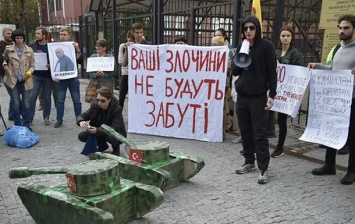 Под посольством Турции в Киеве протестовали против нападения на Сирию