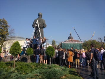 Студенты Киево-Могилянской академии помыли памятник Сковороде