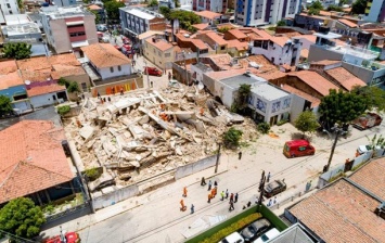 В Бразилии рухнул семиэтажный жилой дом (видео)