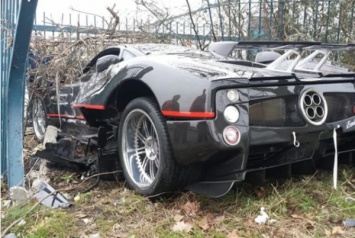 Авария на миллион: В Лондоне бизнесмен разбил уникальный спорткар (ФОТО)