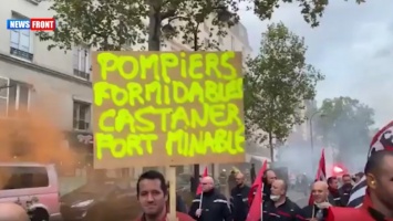 Пожарные в Париже вышли на акцию протеста (видео)