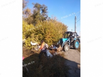 В Мелитополе коммунальщики разобрали две "берлоги" бомжей (фото, видео)