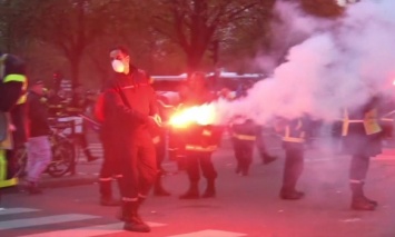 В Париже пожарные вышли на митинг за повышение зарплат: Произошли драки с полицией и аресты