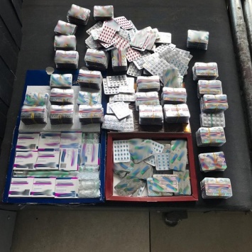 Правоохранители пресекли контрабанду сильнодействующих лекарств, спрятанных в коробках конфет