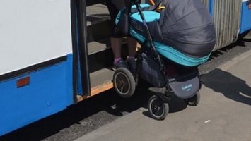 В Киеве иностранец помог девушке вынести коляску из троллейбуса и украл из нее кошелек