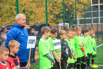Новое поле для будущих чемпионов: Метинвест оборудовал тренировочную базу для молодых футболистов