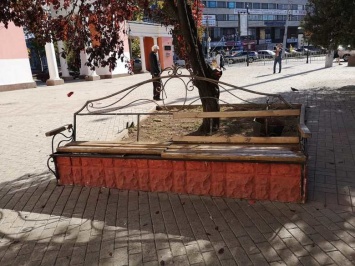 В центре Симферополя горожане по-прежнему вынуждены сидеть на поломанных скамейках