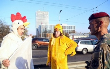 Зеленского в Риге встретили митингующие в костюме кур