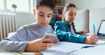 Вместо тетрадей - смартфоны: В киевской школе гаджеты внедрили в учебный процесс (ВИДЕО)