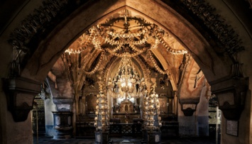 Туристам запретят фотографировать в чешской церкви из костей