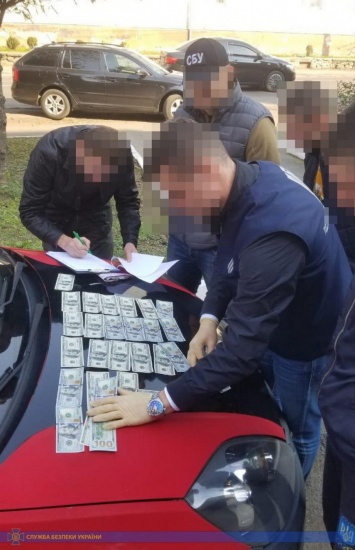 На Закарпатье руководители райотдела полиции требовали от предпринимателя ежемесячные «откаты»