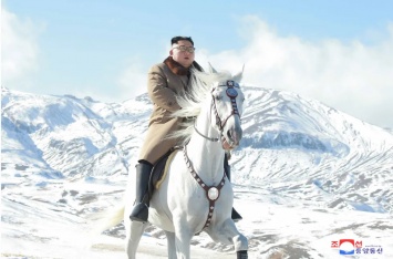 Ким Чен Ын на белом коне поднялся на вершину священной горы Пэктусан (ФОТО)