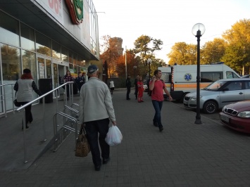 Украл тушенку и упал в обморок: в запорожском супермаркете поймали голодного вора (ФОТО)