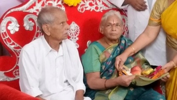 В Индии 75-летняя женщина родила первенца от 80-летнего мужа