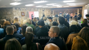 «Люди долго ждут и сильно нервничают»: в харьковском метро образовались большие очереди (фото)