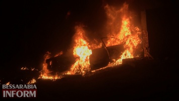 Под Одессой автомобиль врезался в стелу и взорвался, водитель и пассажирка сгорели заживо. Фото и видео