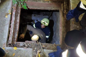 В Марганце спасатели освободили мужчину, который упал в подвал заброшенного дома