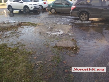 В центре Николаева появился новый «фонтан» - прорвало водопровод