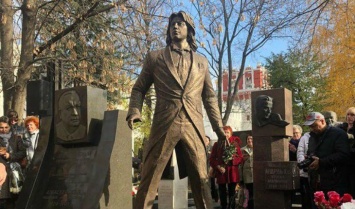На Новодевичьем кладбище в Москве установили памятник Дмитрию Хворостовскому