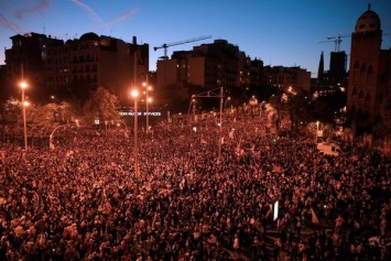 В Барселоне начались массовые беспорядки: активисты сожгли десятки машин (фото, видео)