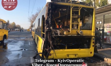 На проспекте Свободы в Киеве на ходу загорелся троллейбус с пассажирами в салоне (фото, видео)