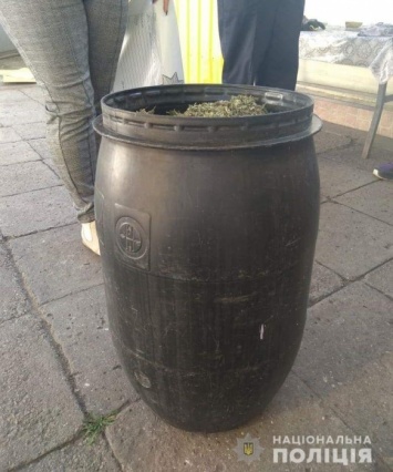 У жителя Николаевщины нашли 200-литровую бочку с каннабисом