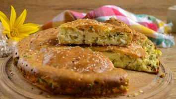 Рецепт дня: заливной пирог с картофелем и луком