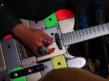 Российский мастер создал рабочую гитару из сотни iPhone [ВИДЕО]