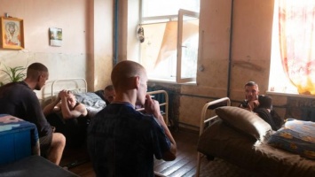 Группа из США Slenderbodies сняла клип в колонии на Киевщине с актерами-заключенными