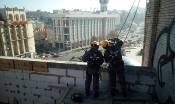 Для демонтажа скандальной надстройки на здании на Майдане Независимости задействован кран и аварийно-спасательные автомобили (фото)
