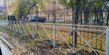 "Как на кладбище": в Новосибирске начали огораживать заборы заборами