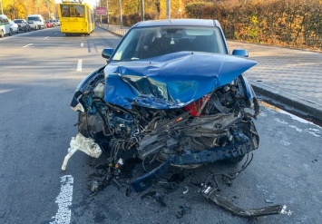 В Киеве Mazda превратилась в груду металлолома после столкновения с машиной такси
