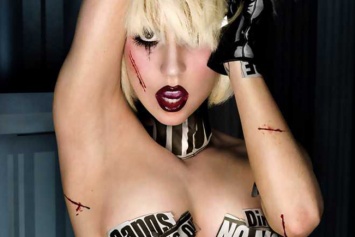 Леди Гага запрыгнула на фаната и рухнула со сцены