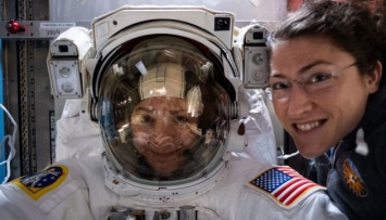 Впервые в истории две женщины-астронавта вышли на "космическую прогулку"
