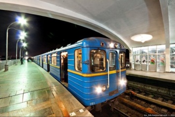 Киевский метрополитен вводит новые правила: запрещено петь и обнажаться